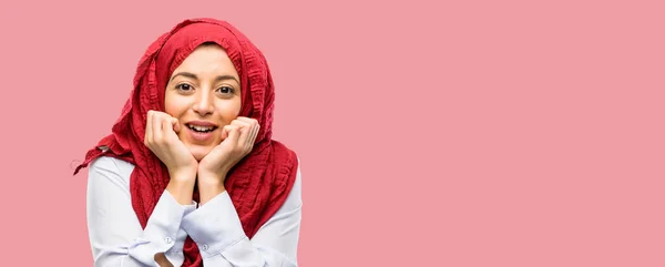 Jovem Árabe Mulher Vestindo Hijab Feliz Surpreso Torcendo Expressar Wow — Fotografia de Stock