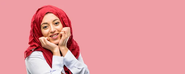 Jonge Arabische Vrouw Het Dragen Van Hijab Blij Verrast Juichen — Stockfoto