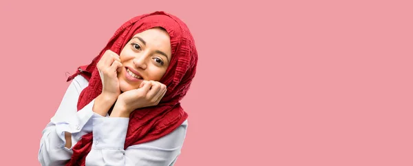 Junge Arabische Frau Hijab Glücklich Und Überrascht Jubelnd Mit Wow — Stockfoto