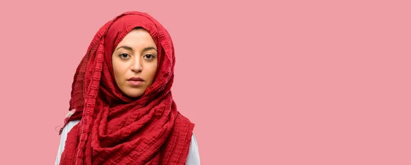 Junge Arabische Frau Trägt Hijab Selbstbewusst Und Glücklich Mit Einem — Stockfoto