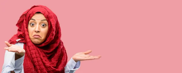 Mujer Árabe Joven Que Usa Expresión Duda Hijab Concepto Confuso —  Fotos de Stock