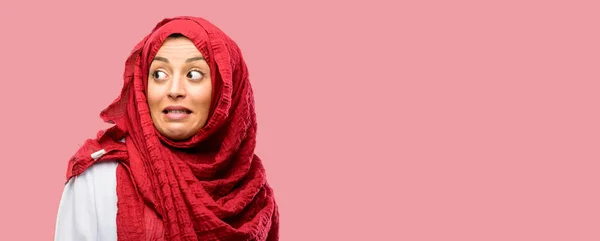 Mujer Árabe Joven Usando Hijab Confiado Feliz Con Una Gran — Foto de Stock