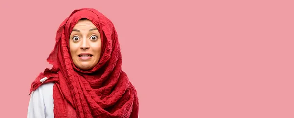 Mladá Arabská Žena Nosí Hidžáb Spokojené Smíchy Přirozený Úsměv — Stock fotografie
