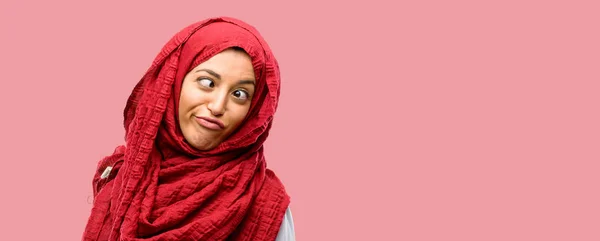 Junge Arabische Frau Trägt Hijab Und Macht Lustige Gesichtstäuschung — Stockfoto