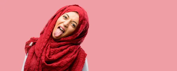Mujer Árabe Joven Usando Hiyab Sacando Lengua Cámara Señal Desobediencia — Foto de Stock
