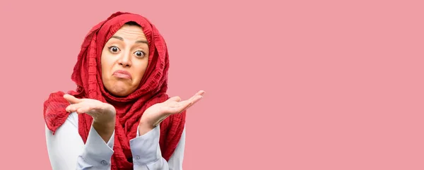 Giovane Araba Indossa Hijab Dubbio Espressione Confusione Meraviglia Concetto Futuro — Foto Stock