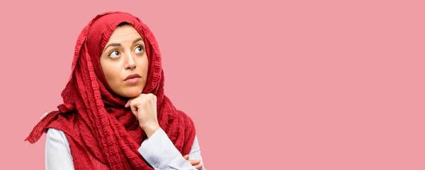 Молодая Арабская Женщина Хиджабе Думает Смотрит Вверх Выражая Сомнения Удивление — стоковое фото