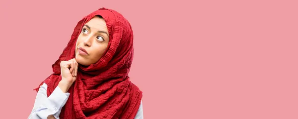 Jovem Árabe Mulher Vestindo Hijab Pensamento Olhando Para Cima Expressando — Fotografia de Stock