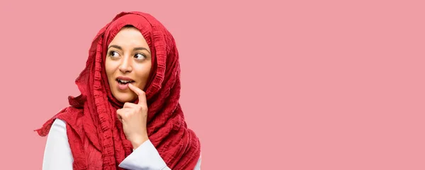 Jovem Árabe Mulher Vestindo Hijab Confiante Feliz Com Grande Sorriso — Fotografia de Stock