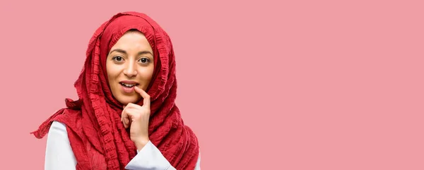 Mujer Árabe Joven Usando Hijab Confiado Feliz Con Una Gran — Foto de Stock