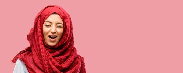 Mujer Árabe Joven Usando Hijab Parpadeando Ojos Con Gesto Feliz — Foto de Stock