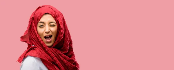 年轻的阿拉伯妇女戴着头巾闪烁的眼睛和快乐的手势 — 图库照片