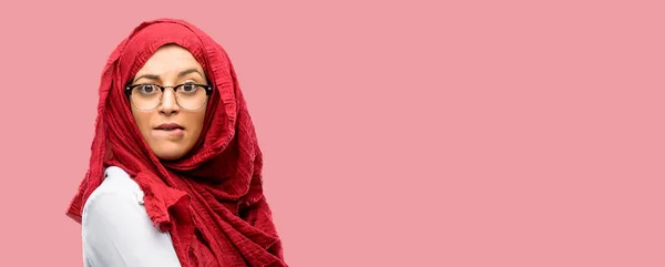 年轻的阿拉伯妇女戴着面纱紧张和害怕咬嘴唇看着相机与急躁的表达 — 图库照片