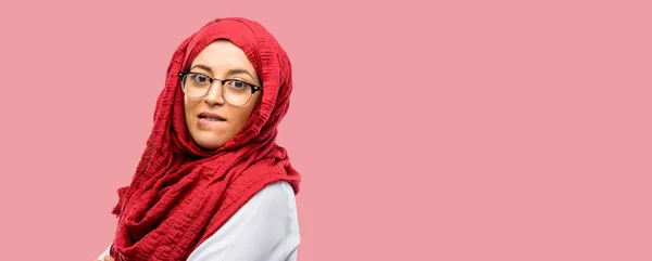 Unga Arabiska Kvinna Som Bär Hijab Nervös Och Rädd Bita — Stockfoto