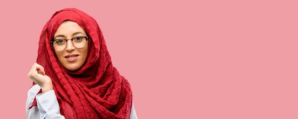 Mujer Árabe Joven Usando Hijab Confiado Feliz Con Una Gran —  Fotos de Stock