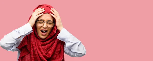Jovem Árabe Mulher Vestindo Hijab Estressante Mantendo Mãos Cabeça Aterrorizado — Fotografia de Stock