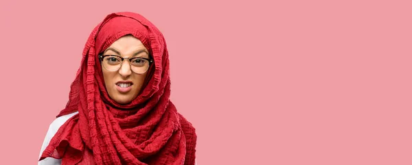 Junge Arabische Frau Trägt Hijab Wütend Und Gestresste Stirnrunzeln Gesicht — Stockfoto