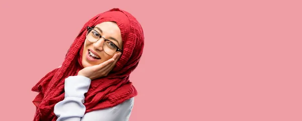 Mujer Árabe Joven Vistiendo Hijab Feliz Sorprendido Animando Expresando Gesto — Foto de Stock