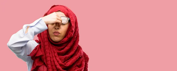 Mujer Árabe Joven Que Usa Hijab Con Expresión Somnolienta Con — Foto de Stock