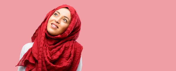 Junge Arabische Frau Trägt Hijab Selbstbewusst Und Glücklich Mit Einem — Stockfoto