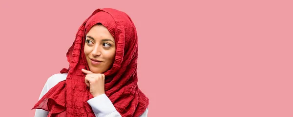 戴头巾的年轻阿拉伯妇女思考着聪明的面孔 表达疑问和怀疑 设想解决方案 — 图库照片
