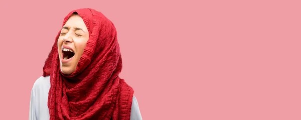 Unga Arabiska Kvinnan Bära Hijab Stressande Livrädd Panik Ropade Förbittrade — Stockfoto