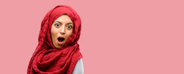 Mujer Árabe Joven Vistiendo Hijab Asustado Sorprendido Animando Expresando Gesto — Foto de Stock