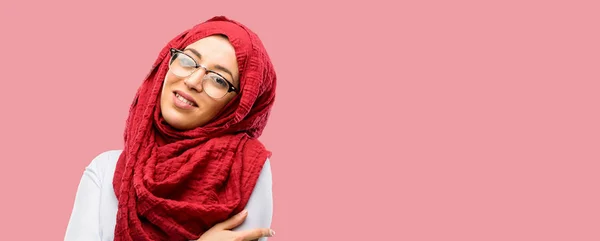 Junge Arabische Frau Trägt Hijab Selbstbewusst Und Glücklich Mit Einem — Stockfoto