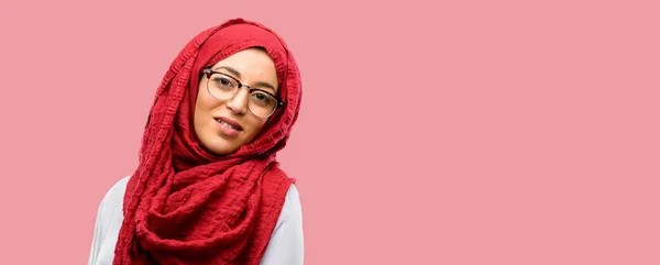 Giovane Araba Indossa Hijab Fiducioso Felice Con Grande Sorriso Naturale — Foto Stock