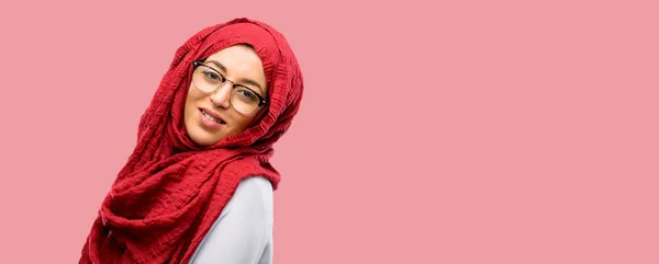 Młoda Kobieta Arabska Noszenie Hidżabu Pewnie Szczęśliwie Wyrażeniem Roześmiany Naturalne — Zdjęcie stockowe