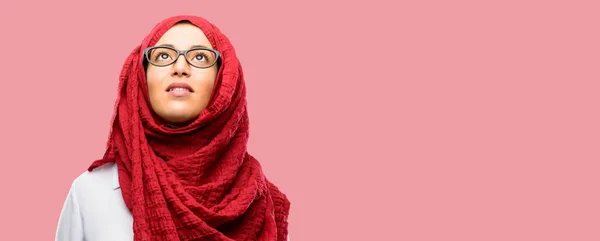 Mujer Árabe Joven Usando Hijab Confiado Feliz Con Una Gran — Foto de Stock