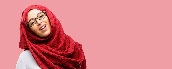 Mujer Árabe Joven Usando Hijab Confiado Feliz Con Una Gran — Foto de Stock