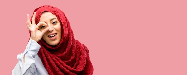 Young Arab Woman Wearing Hijab Looking Camera Her Fingers Gesture — Stock Photo, Image