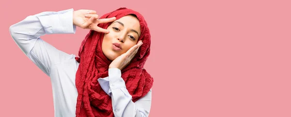 Junge Araberin Hijab Blickt Durch Ihre Finger Siegergeste Die Kamera — Stockfoto