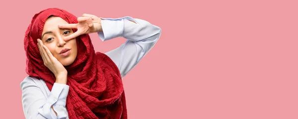 Junge Araberin Hijab Blickt Durch Ihre Finger Siegergeste Die Kamera — Stockfoto