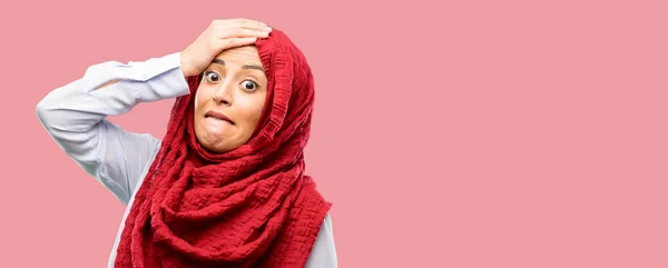 Молодая Арабская Женщина Хиджабе Испуганная Нервная Выражающая Тревогу Панический Жест — стоковое фото