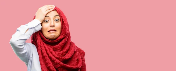 Jovem Árabe Mulher Vestindo Hijab Aterrorizado Nervoso Expressando Ansiedade Pânico — Fotografia de Stock