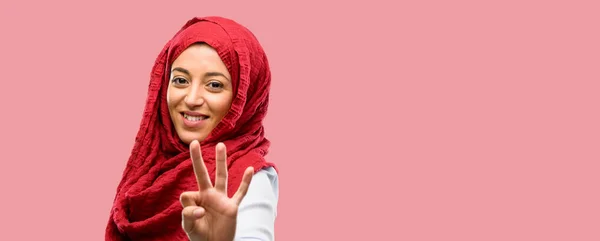 Młoda Kobieta Arabska Noszenie Hidżabu Podnoszenie Jego Palec Jest Numer — Zdjęcie stockowe