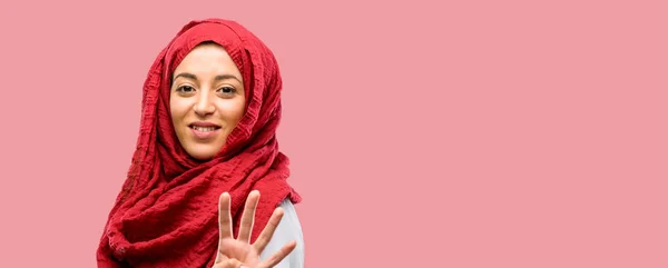 Wanita Arab Muda Mengenakan Jilbab Mengangkat Jarinya Adalah Nomor Empat — Stok Foto