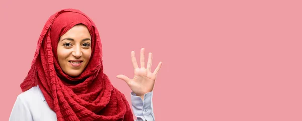 Jovem Árabe Mulher Vestindo Hijab Levantando Dedo Número Cinco — Fotografia de Stock