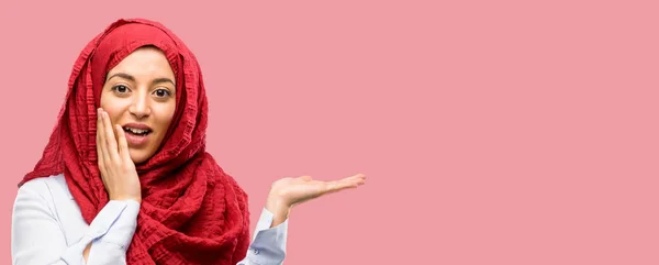 Bir Şey Boş Elinde Tutan Hijab Giyen Genç Arap Kadın — Stok fotoğraf