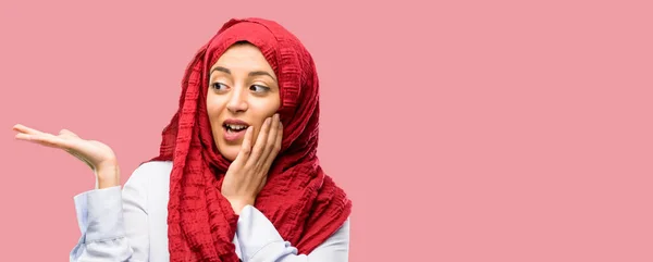 Mujer Árabe Joven Usando Hijab Sosteniendo Algo Mano Vacía —  Fotos de Stock