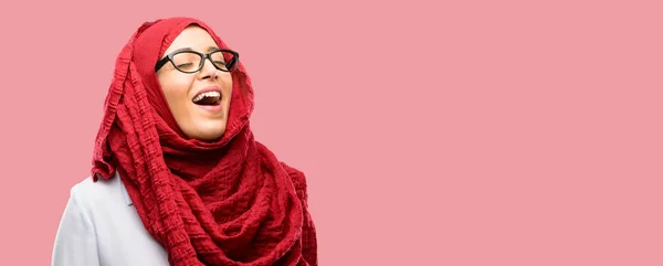 Giovane Araba Donna Indossa Hijab Fiducioso Felice Con Grande Sorriso — Foto Stock