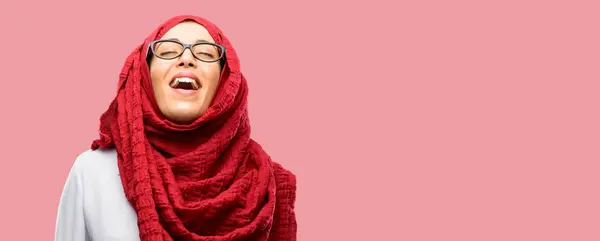 Jovem Árabe Mulher Vestindo Hijab Confiante Feliz Com Grande Sorriso — Fotografia de Stock