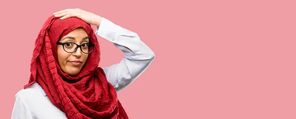 Jovem Árabe Mulher Vestindo Hijab Dúvida Expressão Confundir Maravilha Conceito — Fotografia de Stock