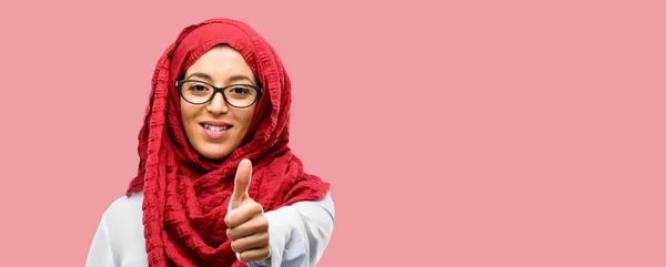 Mujer Árabe Joven Vistiendo Hijab Sonriendo Ampliamente Mostrando Los Pulgares — Foto de Stock