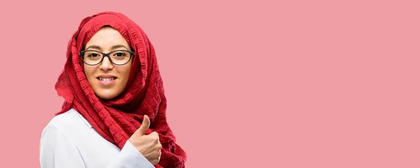 Mujer Árabe Joven Vistiendo Hijab Sonriendo Ampliamente Mostrando Los Pulgares —  Fotos de Stock