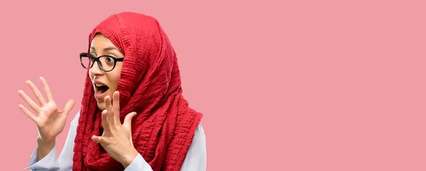 年轻的阿拉伯妇女戴头巾压力保持双手头上 吓坏了恐慌 — 图库照片