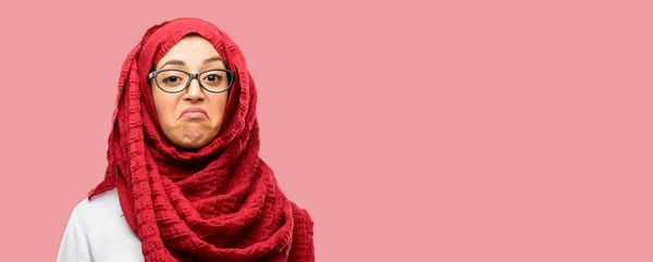 Mujer Árabe Joven Usando Hijab Con Mirada Escéptica Insatisfecha Expresando —  Fotos de Stock