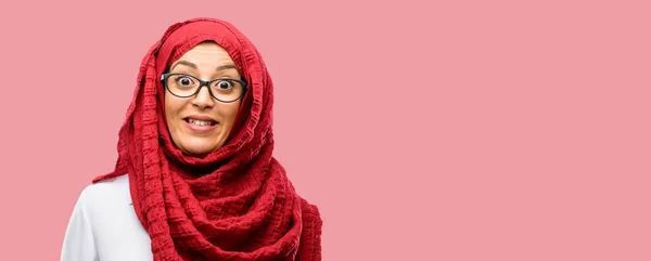 年轻的阿拉伯妇女戴着面纱自信和快乐的一个大疯狂的微笑笑 — 图库照片